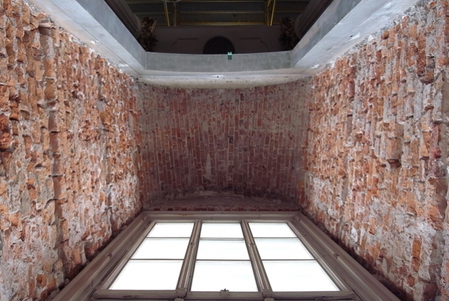 Baubefunde von 1743 in den Fensternischen des Apollosaales