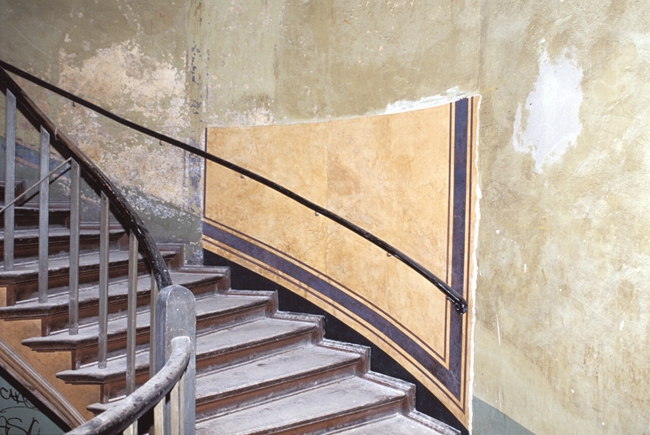 Referenzfläche für die Wiederherstellung der bauzeitlichen Fassung im Treppenhaus