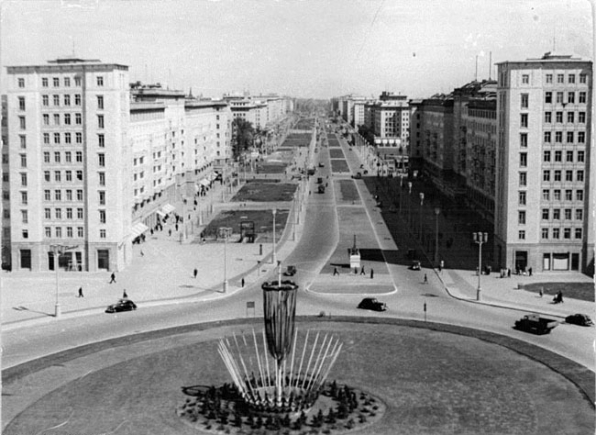 Strausberger Platz 1954, Aufnahme Richtung Ost (Quelle: Bundesarchiv)