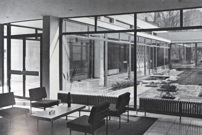 Eingangshalle mit Blick in den Atrium-Hof, Aufnahme 1962